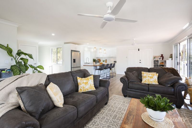 61 Castle Hill Dr S, Gaven, QLD 4211