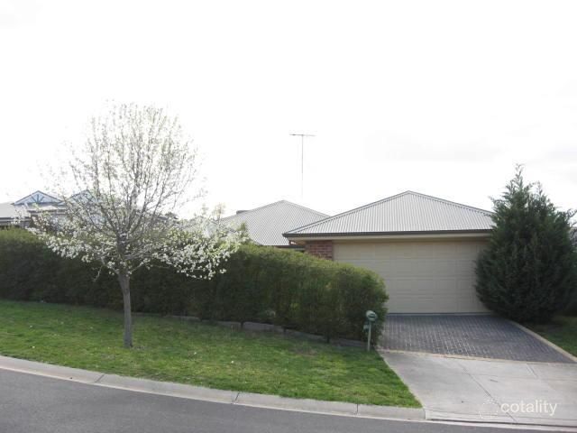 4 Grantham Cres, Berwick, VIC 3806