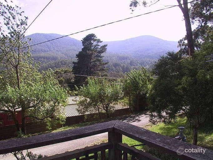 2 Hooks Rd, Warburton, VIC 3799