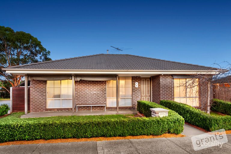 8 Riviera Dr, Pakenham, VIC 3810