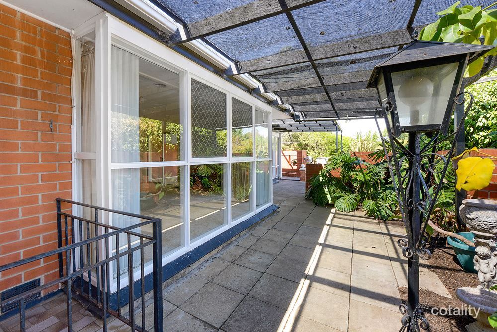 2 Pembry Cres, Morphett Vale, SA 5162