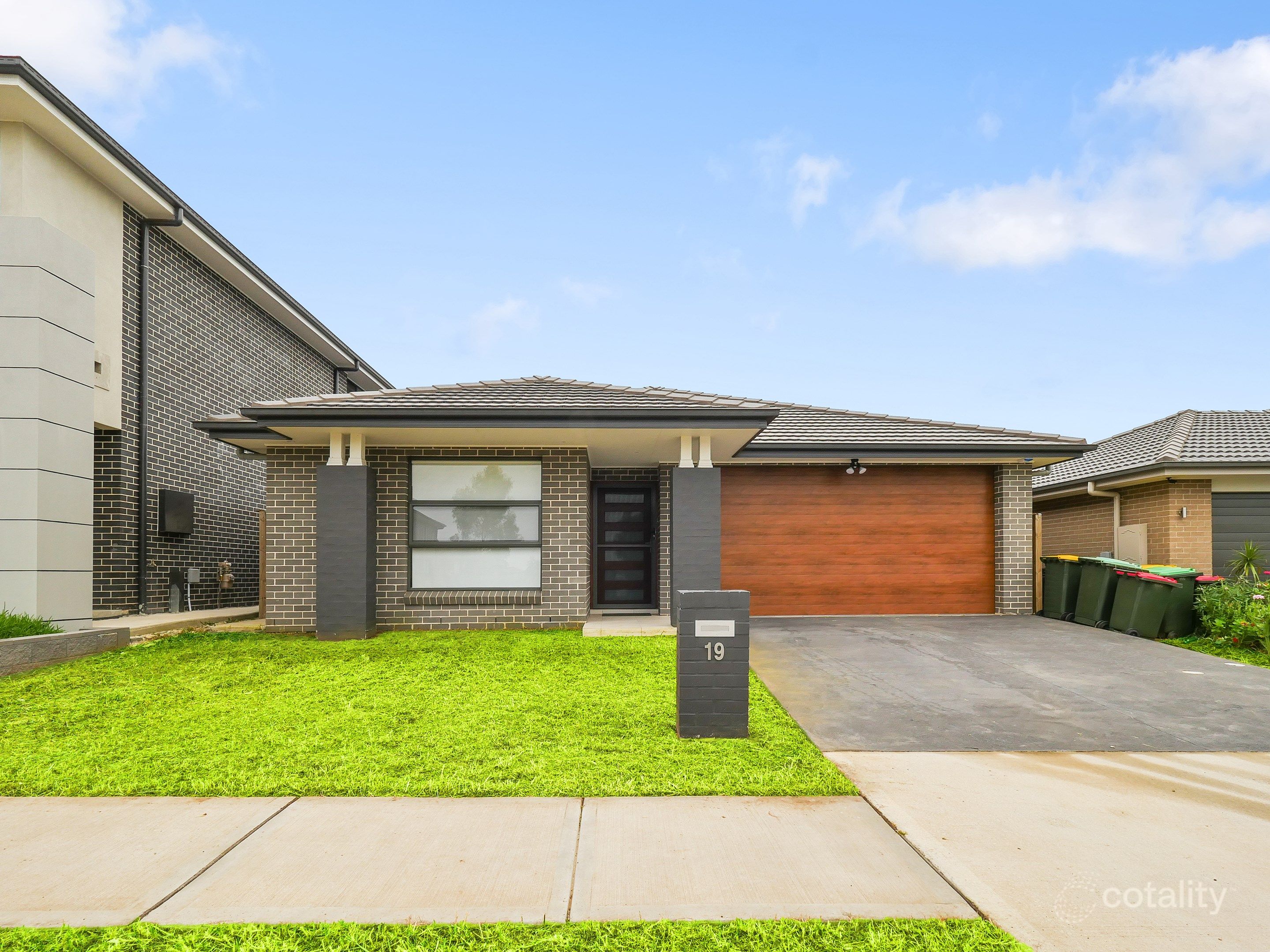 19 Dowie Dr, Claymore, NSW 2559