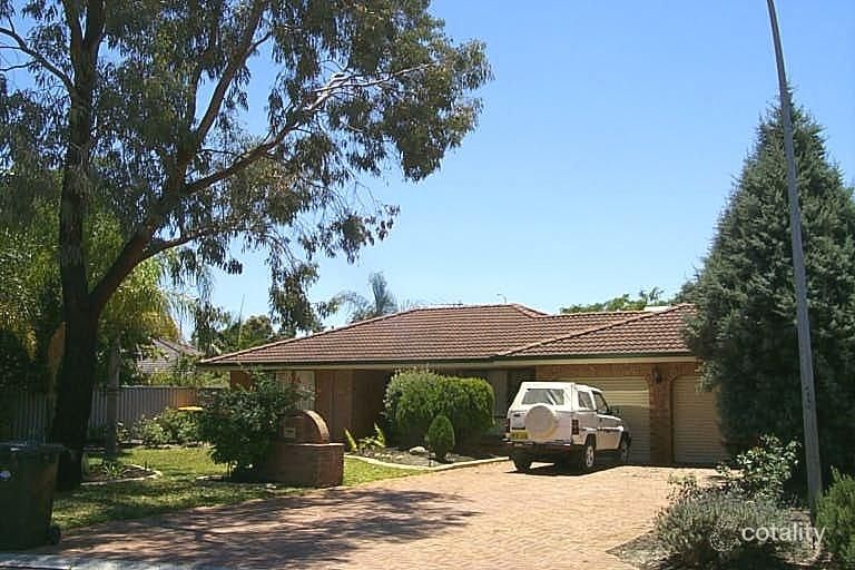 17 Mckivett Cres, Leeming, WA 6149
