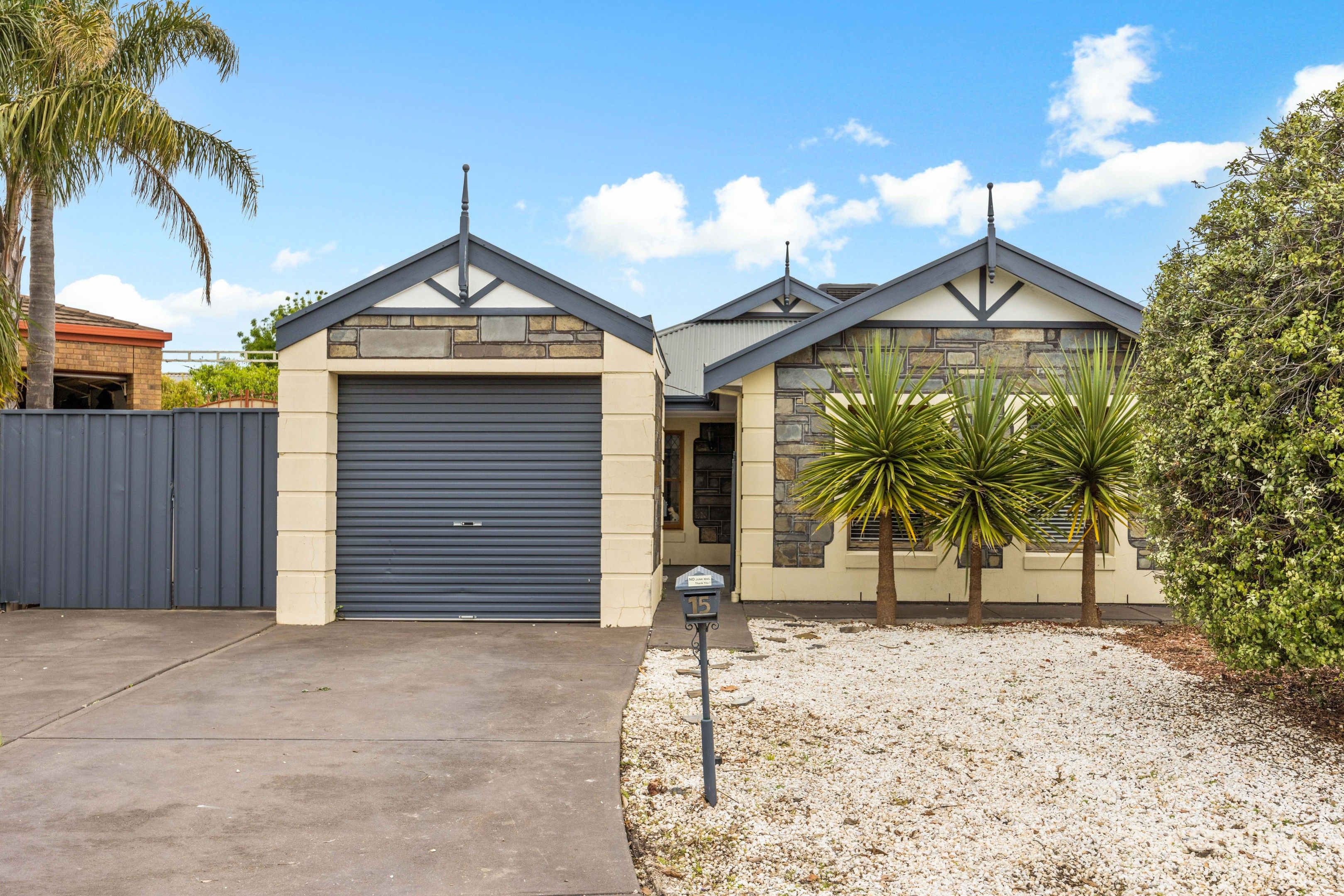 15 Mildara Cl, Woodcroft, SA 5162