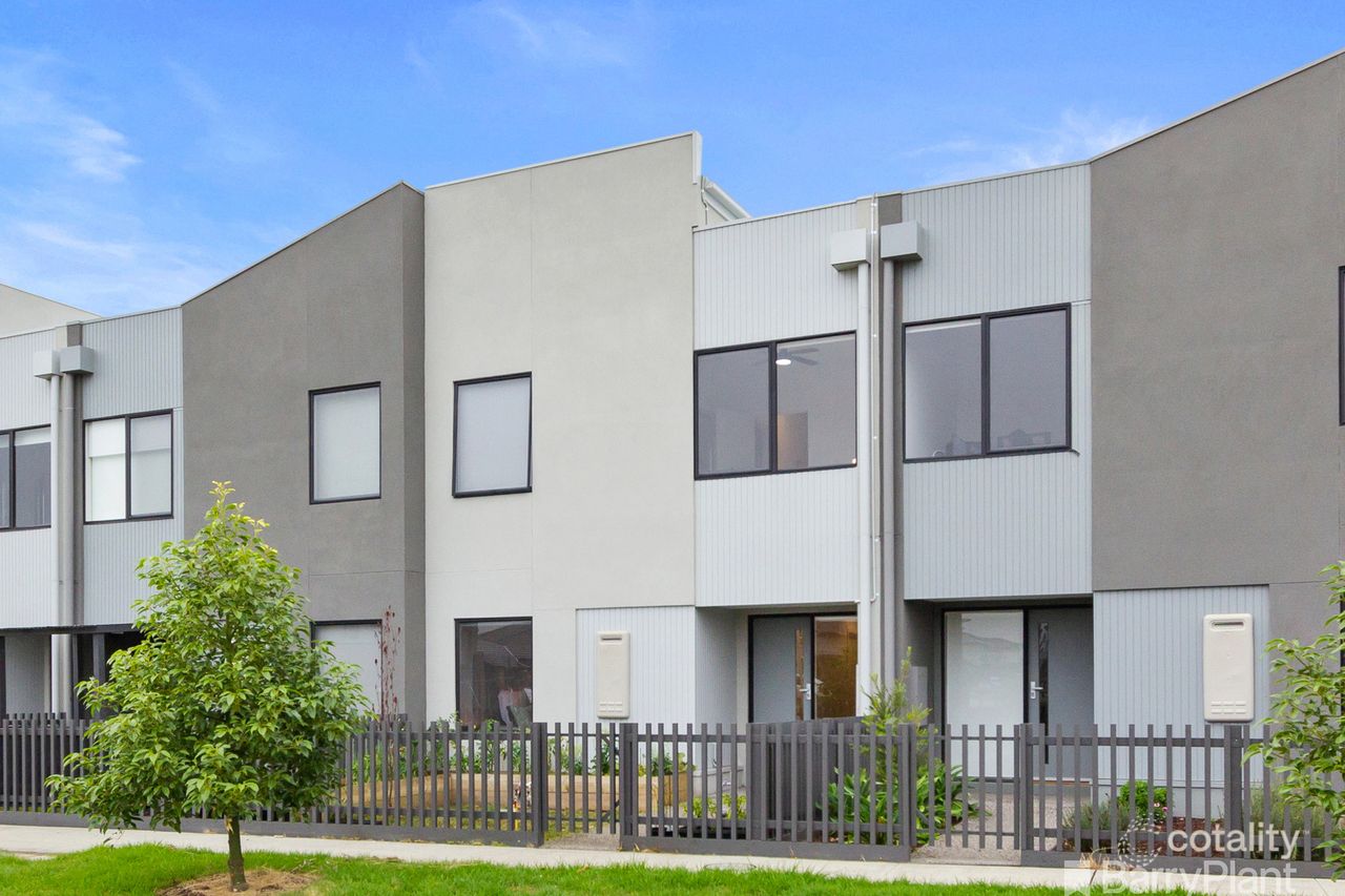 8 Spotted Gum Cl, Clyde, VIC 3978