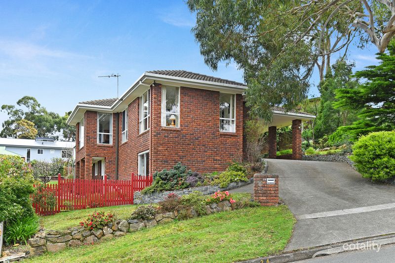 24 Cedar St, Lindisfarne, TAS 7015