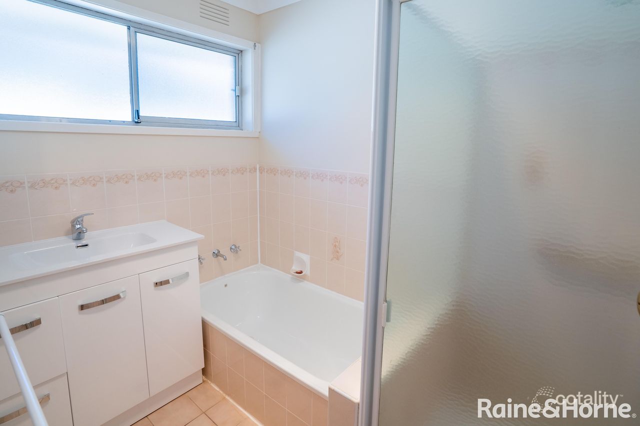 24 Boronia St, Kooringal, NSW 2650