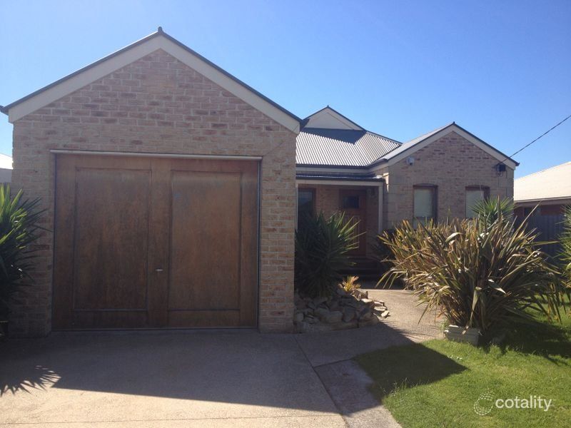 8 Railway Ave, Beaconsfield, VIC 3807