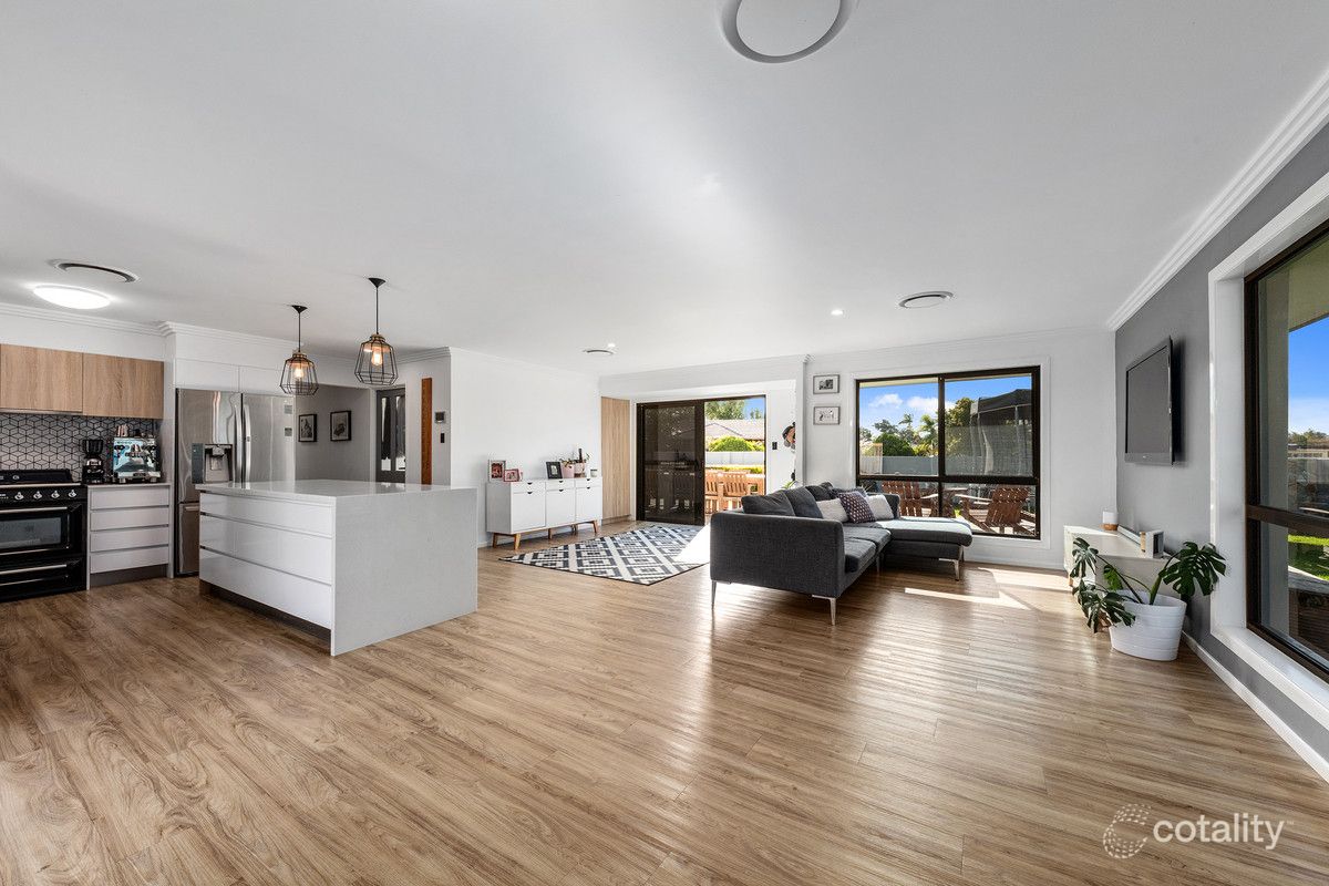 4 Atlas Cres, Benowa, QLD 4217