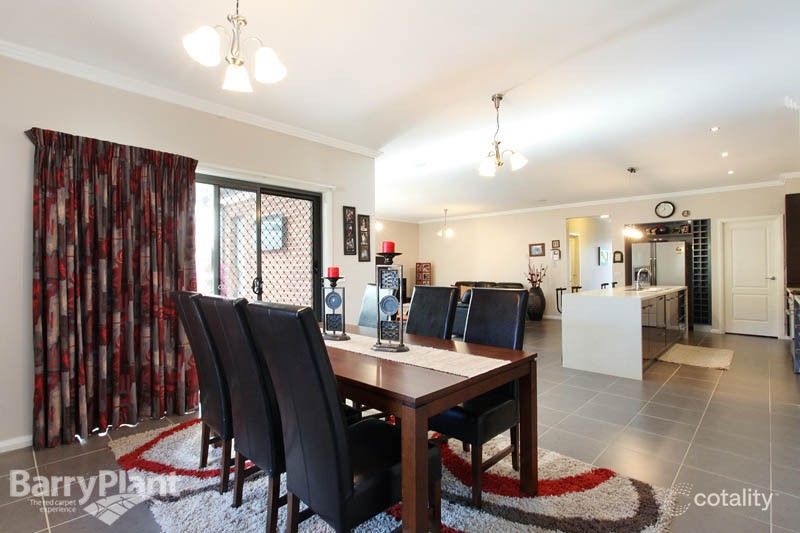 22 Desert Gum Way, Brookfield, VIC 3338