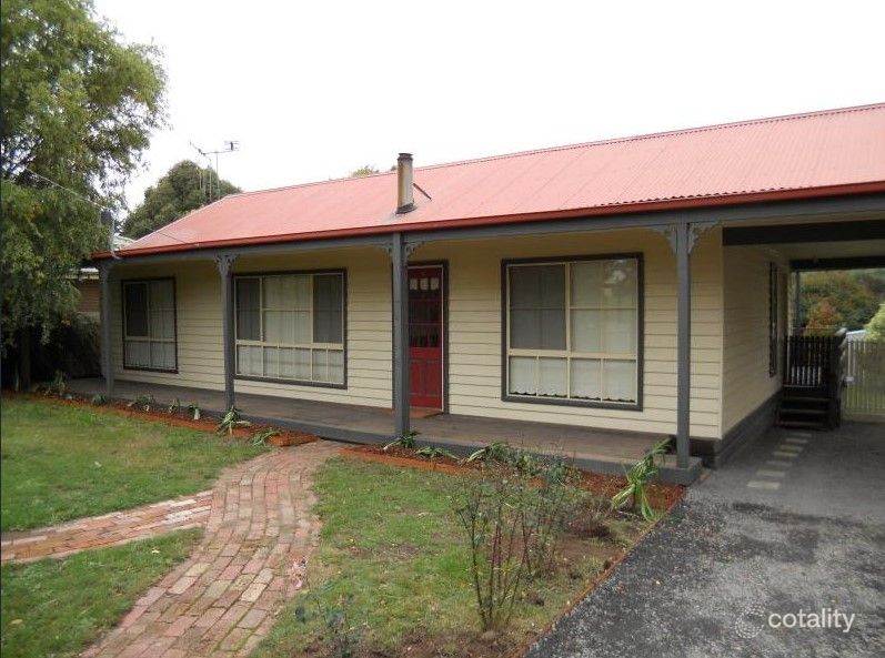8 Noonan Gr, Woodend, VIC 3442