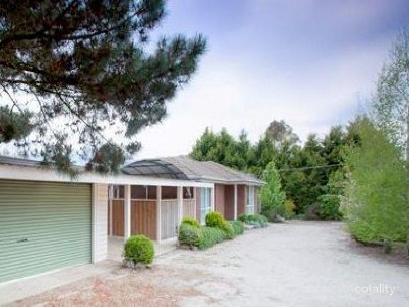 16 Gordon Cres, Romsey, VIC 3434