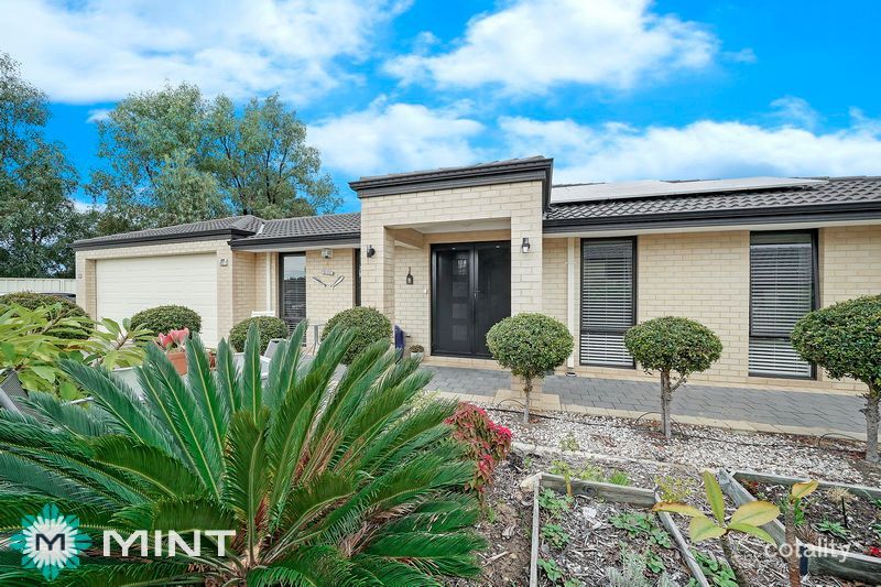 8 Katsura Gdns, Lake Coogee, WA 6166