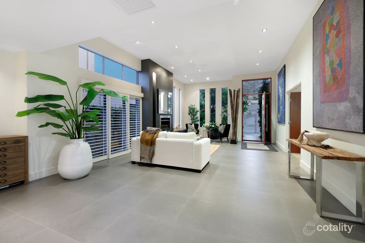 11 Saywell St, Bundall, QLD 4217