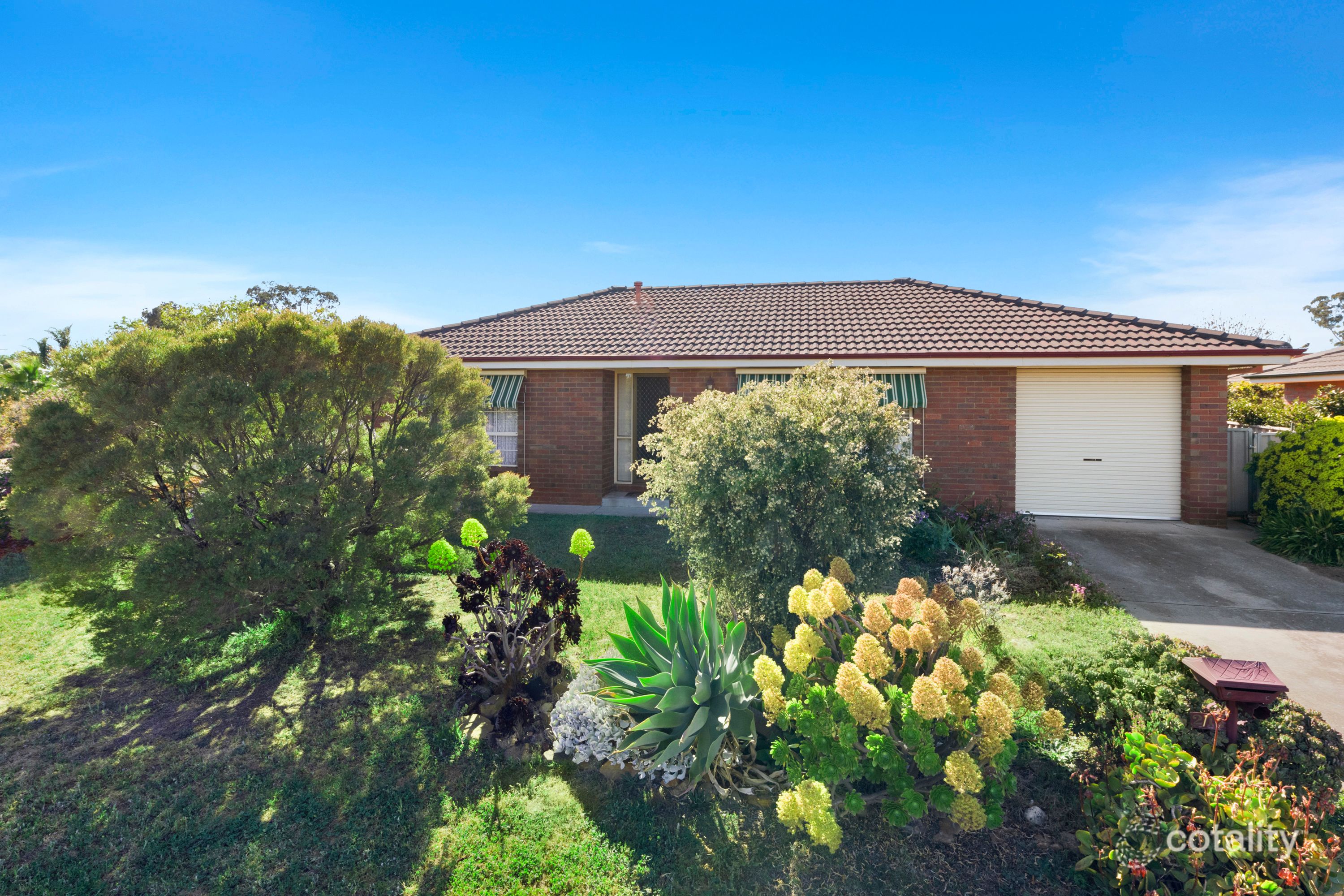 2/15 Ellimata Ct, Strathdale, VIC 3550