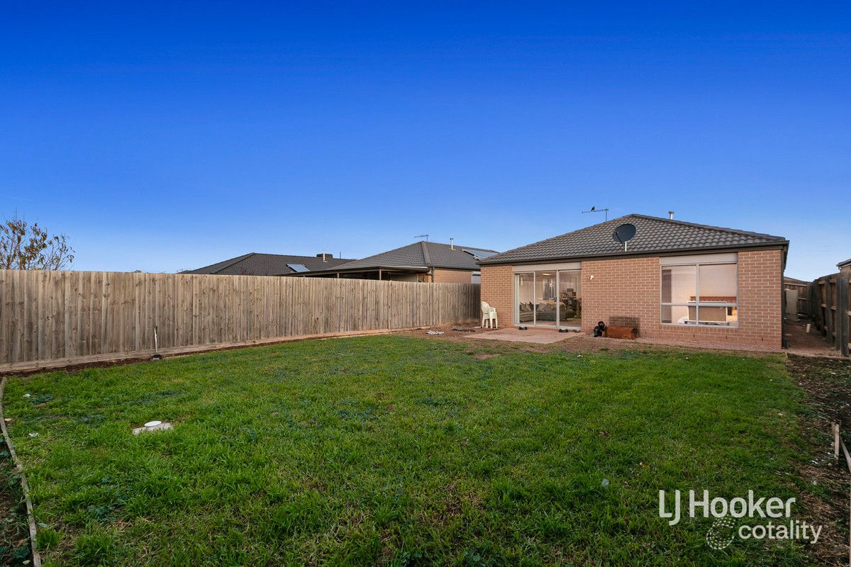 62 Toolern Waters Dr, Weir Views, VIC 3338