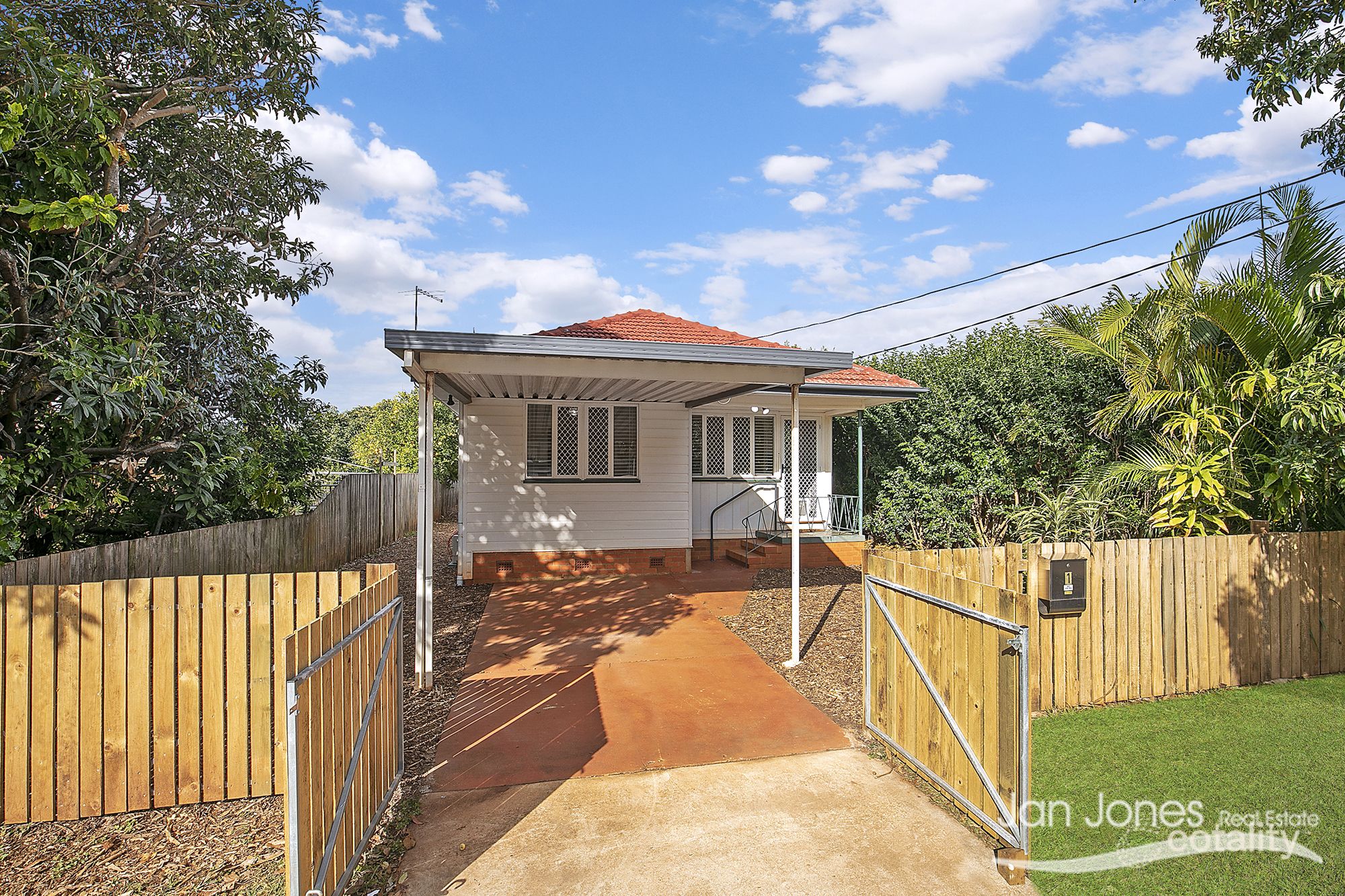 1 Pearl St, Scarborough, QLD 4020