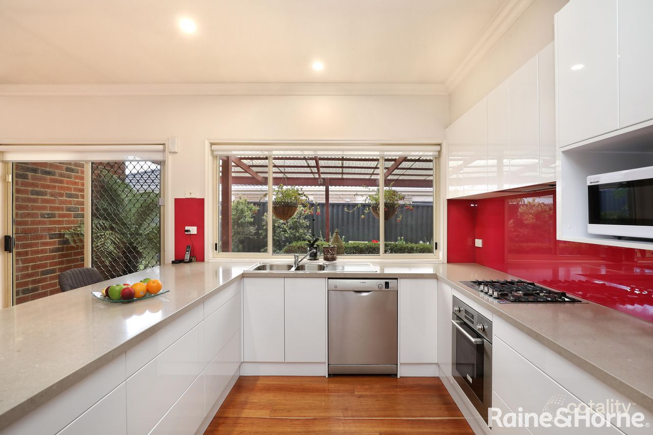 17 Cambridge Cres, Roxburgh Park, VIC 3064