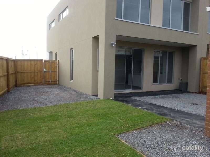 11 Ronneback Walk, Cranbourne, VIC 3977