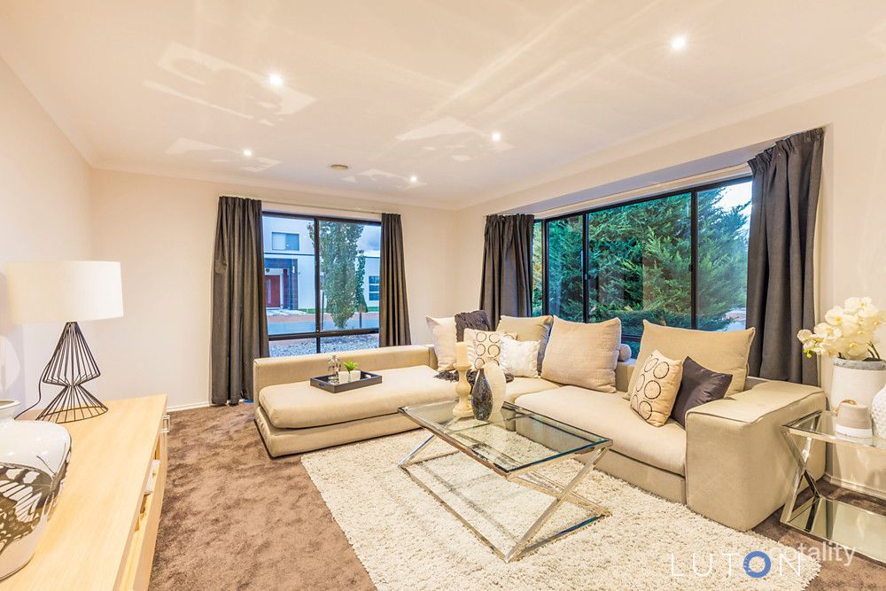 19 Patrick White Cct, Franklin, ACT 2913