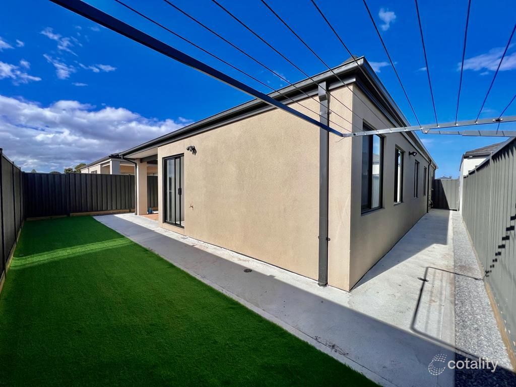 19 Maclaren Dr, Melton South, VIC 3338