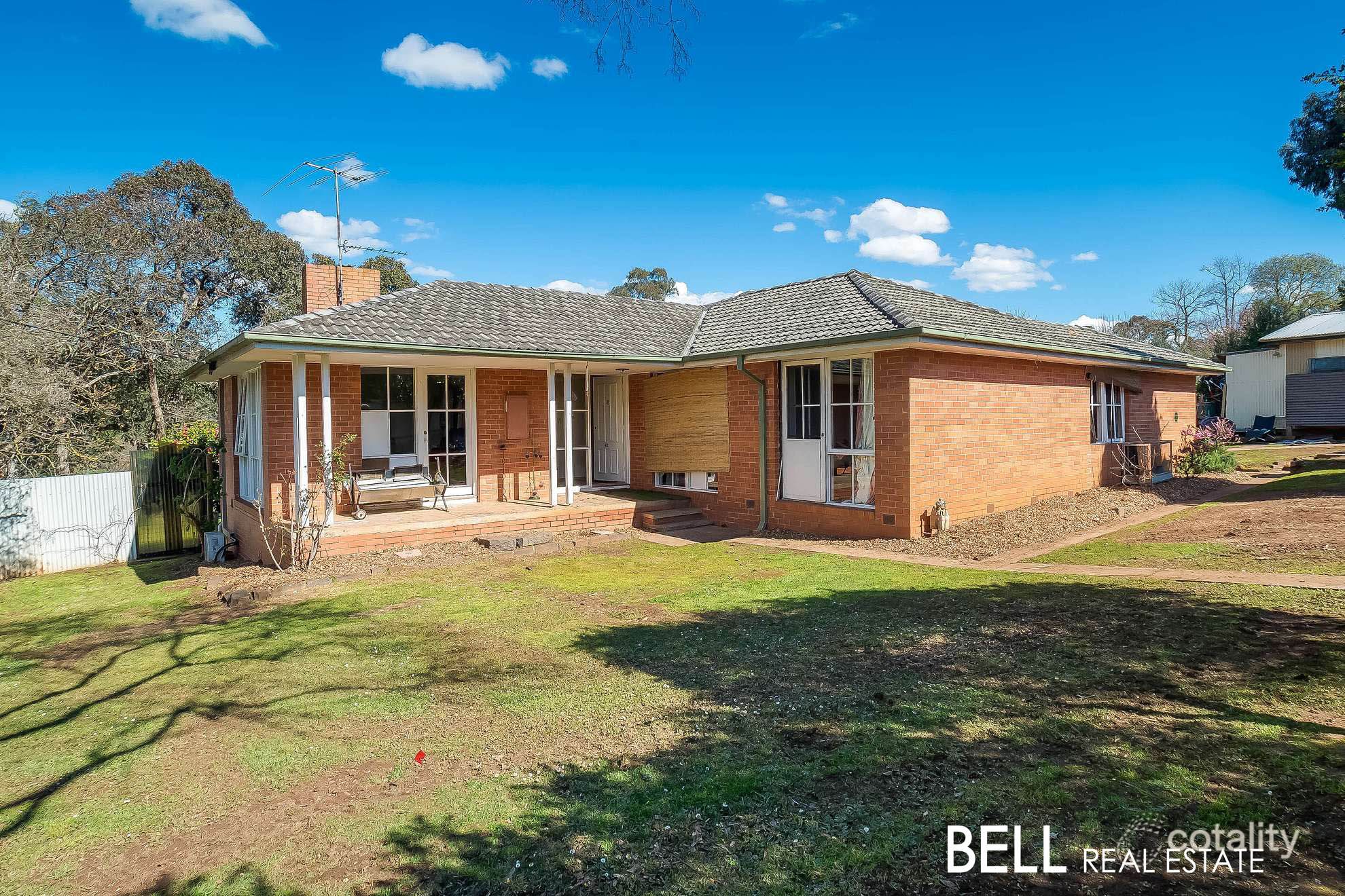 18 Beenak Rd, Wandin North, VIC 3139