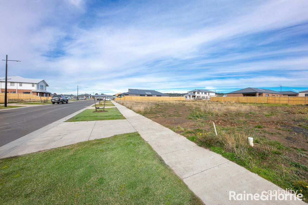 14 Lindquist Dr, Gisborne, VIC 3437