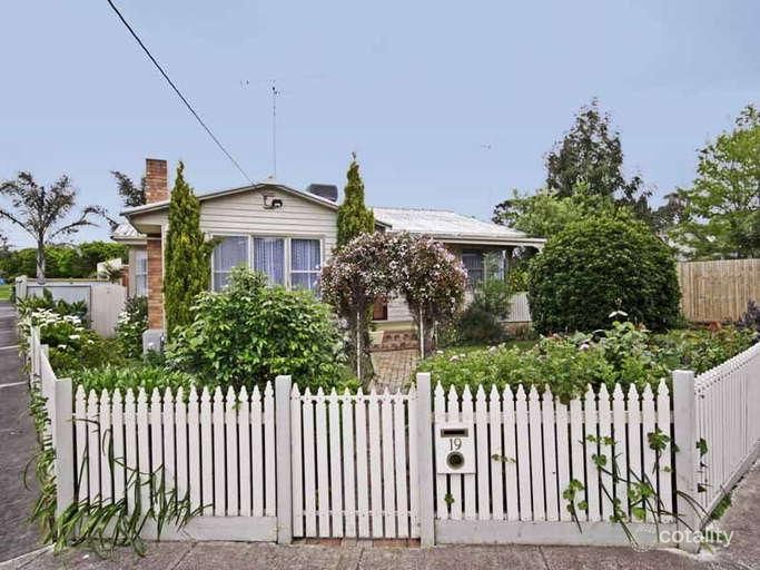 19 Arkana Ave, Highton, VIC 3216