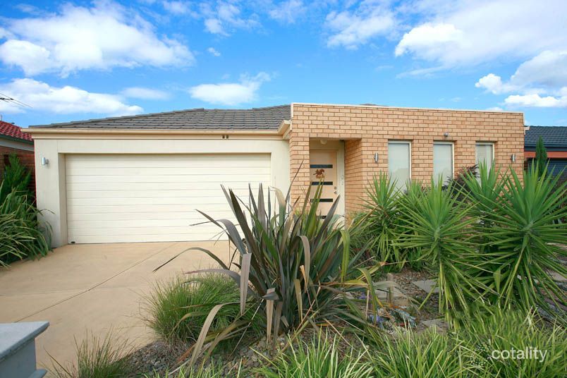 32 Greenaway Tce, Cranbourne East, VIC 3977