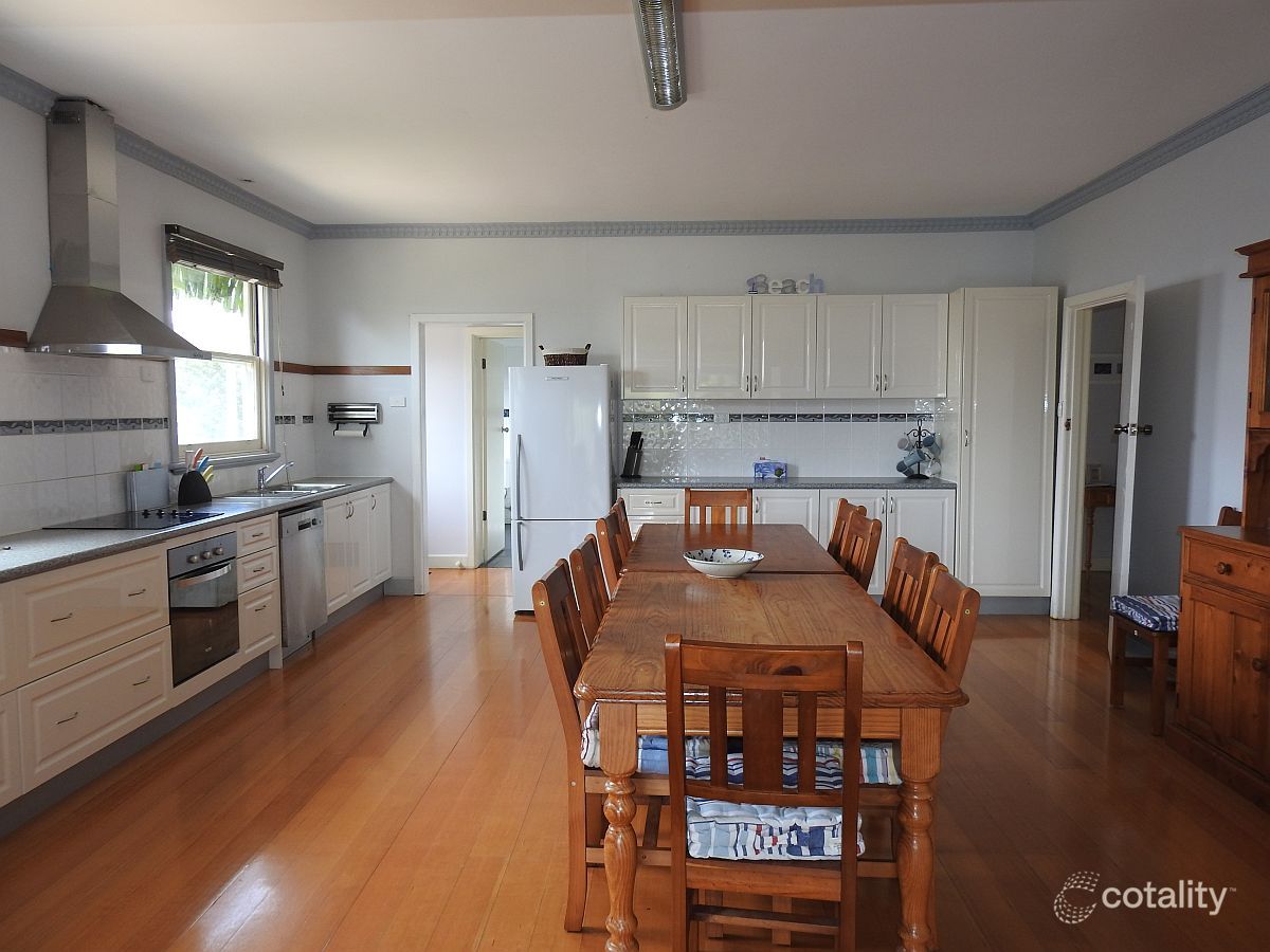 8 Tanjil Gr, Lakes Entrance, VIC 3909