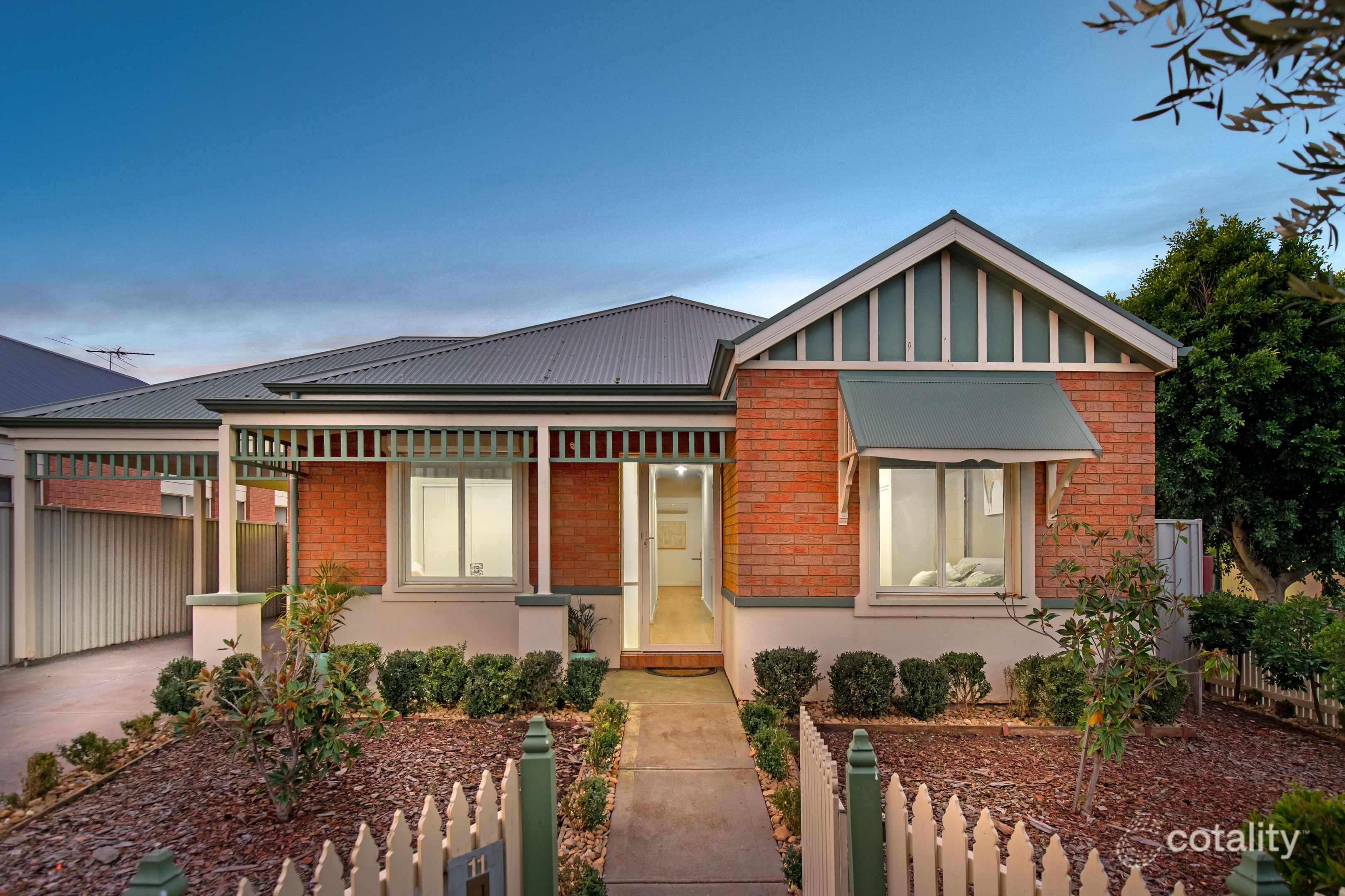 11 Lyme Park Cir, Caroline Springs, VIC 3023