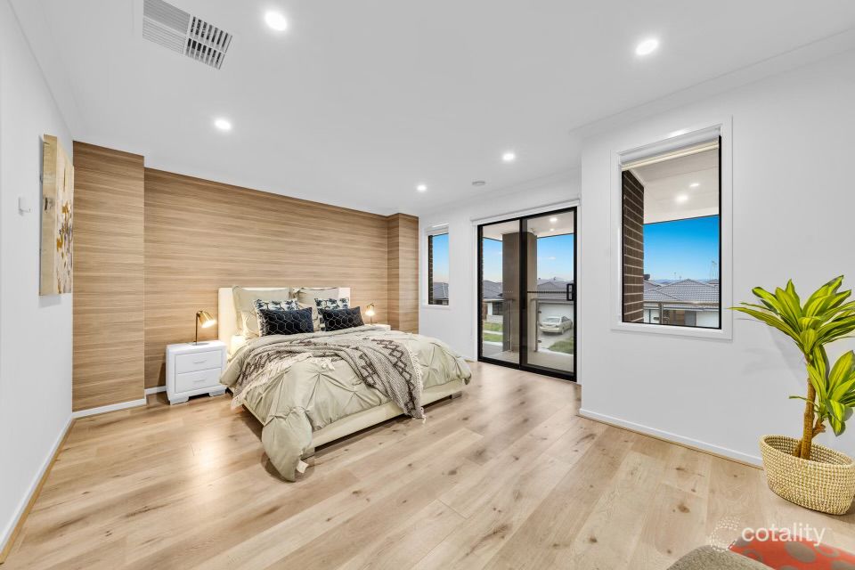 8 Langshan Rd, Clyde North, VIC 3978
