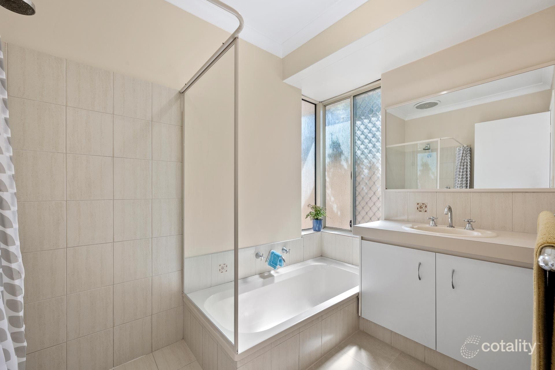 8b Bacich Mews, Lake Coogee, WA 6166