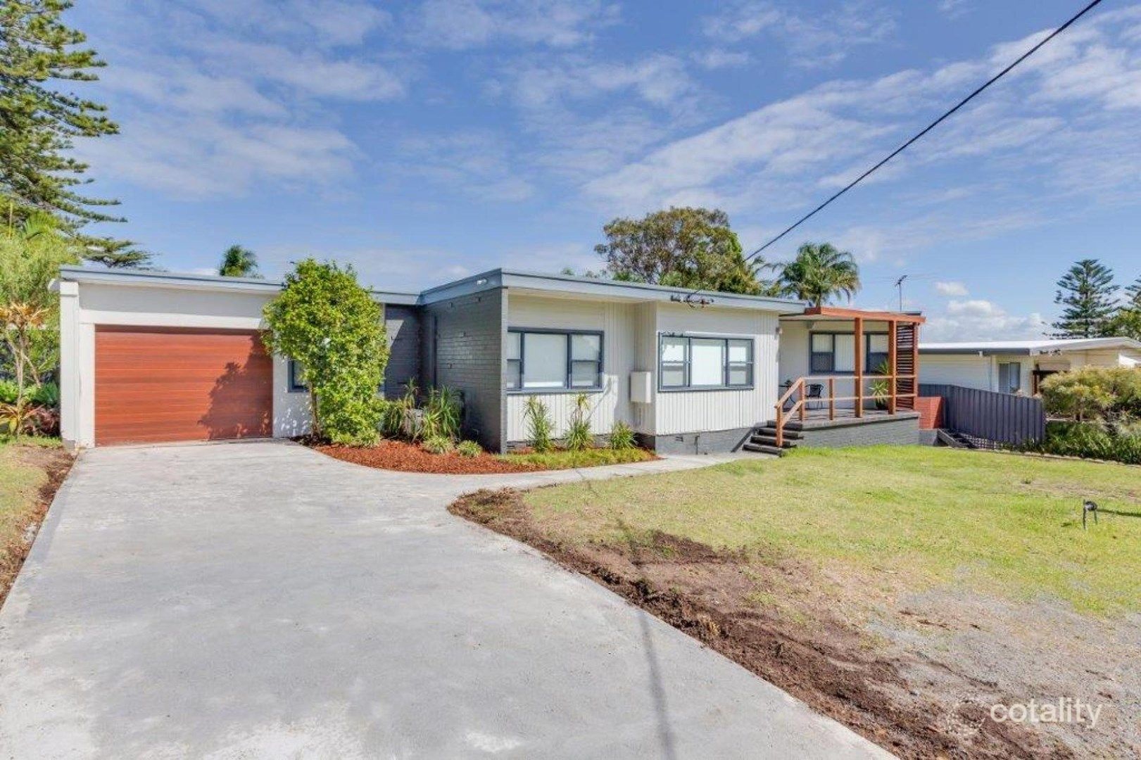 2 Taylor Cres, Warners Bay, NSW 2282