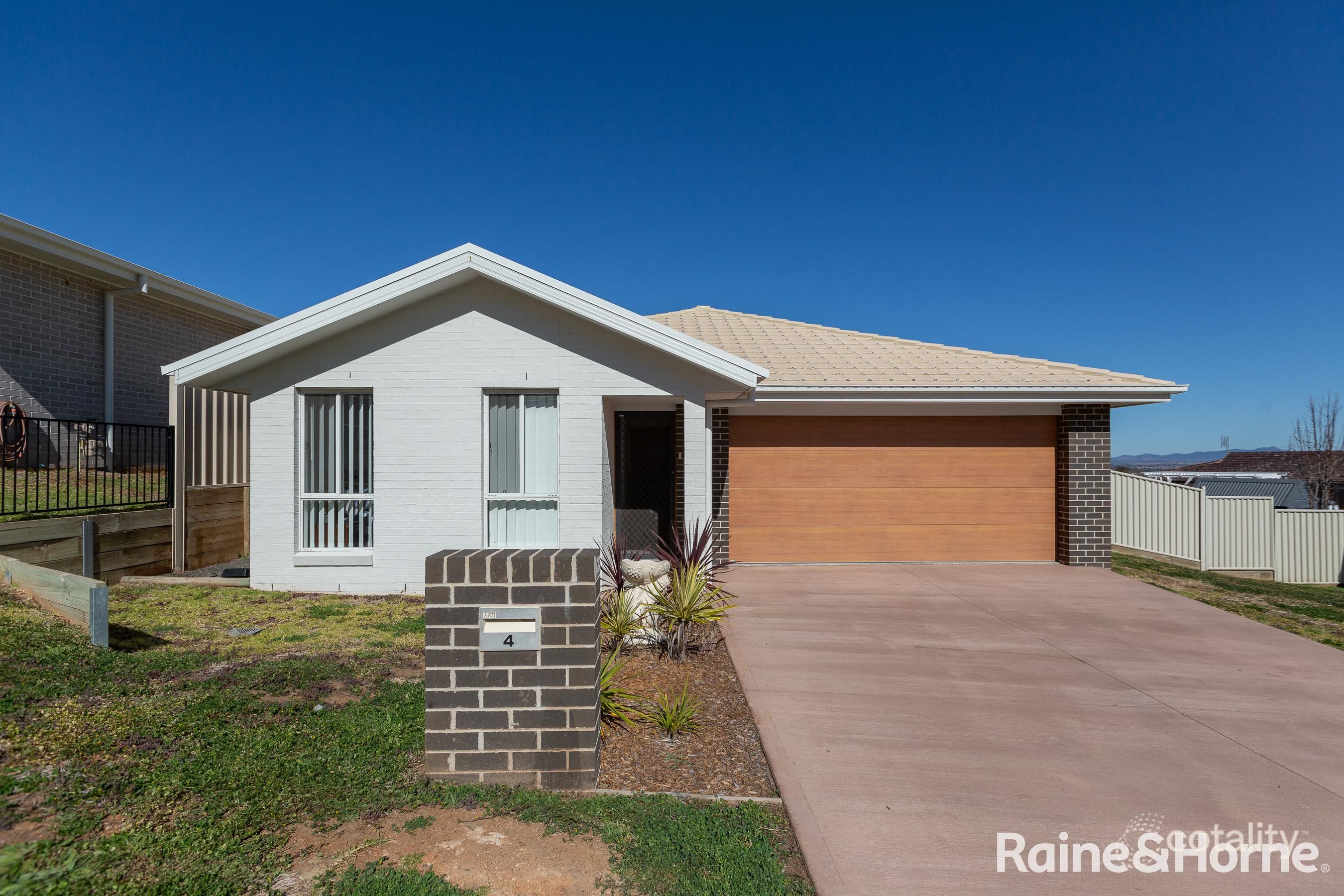 4 Scarborough Cl, North Tamworth, NSW 2340