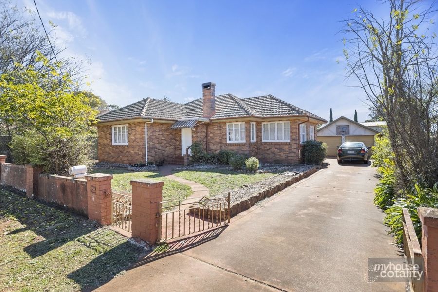 325 South St, Harristown, QLD 4350