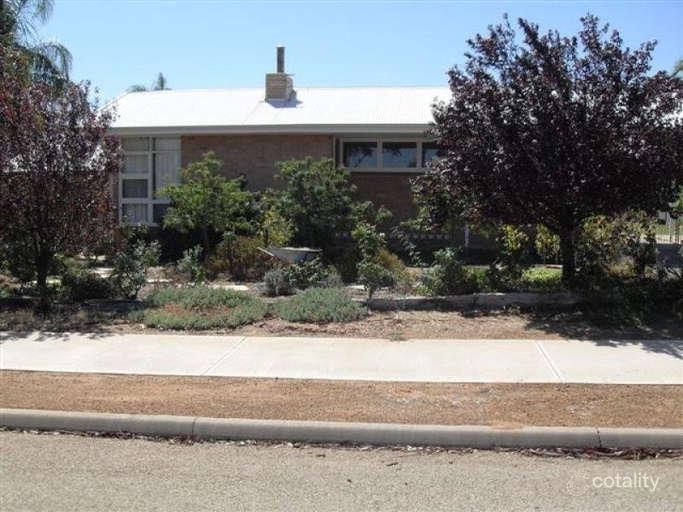 36 Golf Rd, Merredin, WA 6415