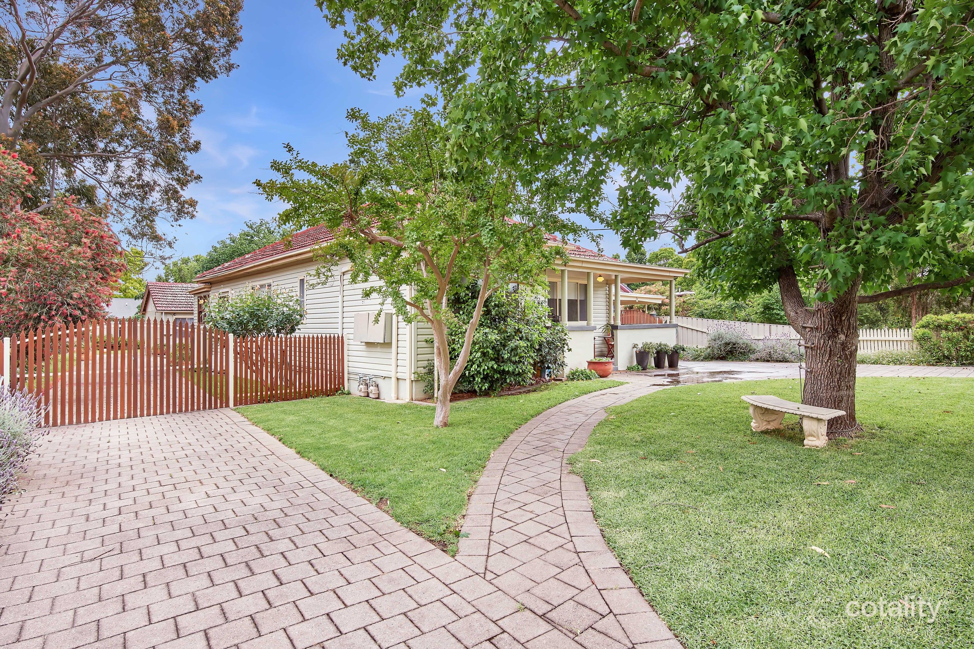 17 Charleville Rd, Turvey Park, NSW 2650
