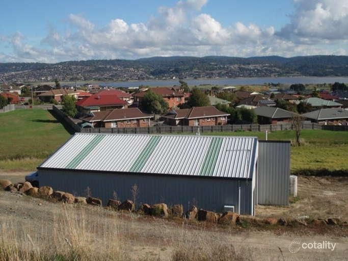 33 Roberts Cres, Newnham, TAS 7248