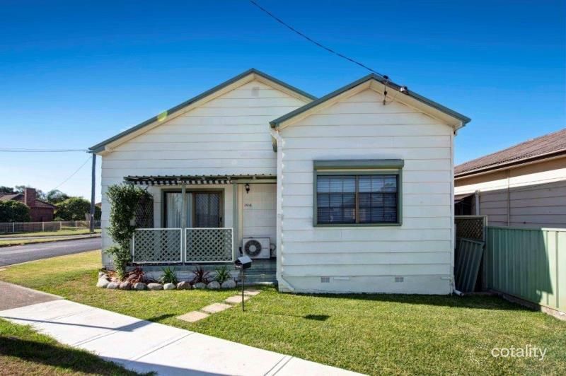 196 Fullerton St, Stockton, NSW 2295