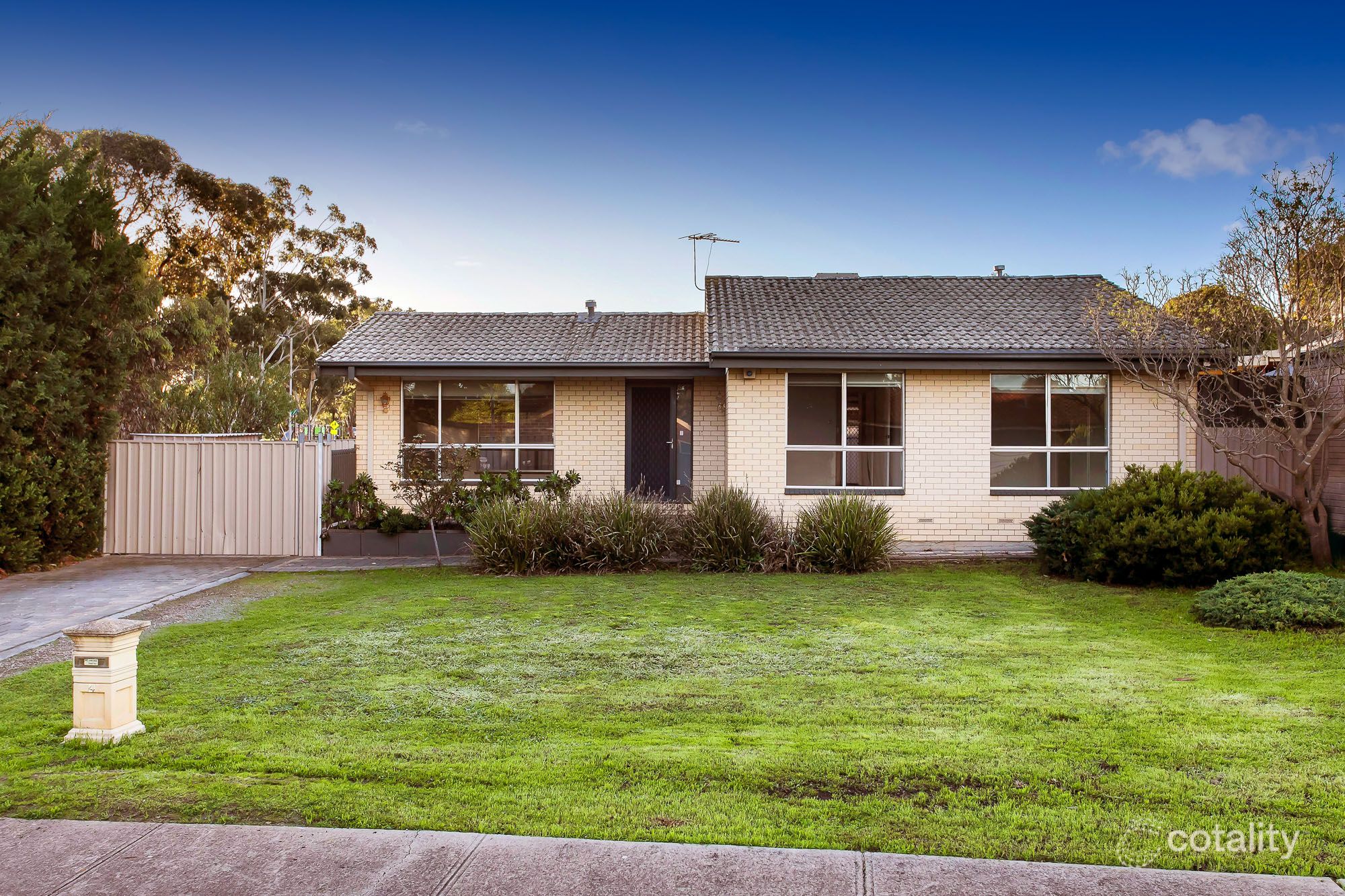 4 Nash Cres, Morphett Vale, SA 5162