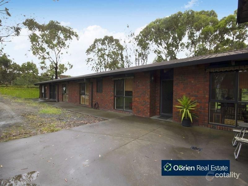 220 Smiths Lane, Cranbourne South, VIC 3977