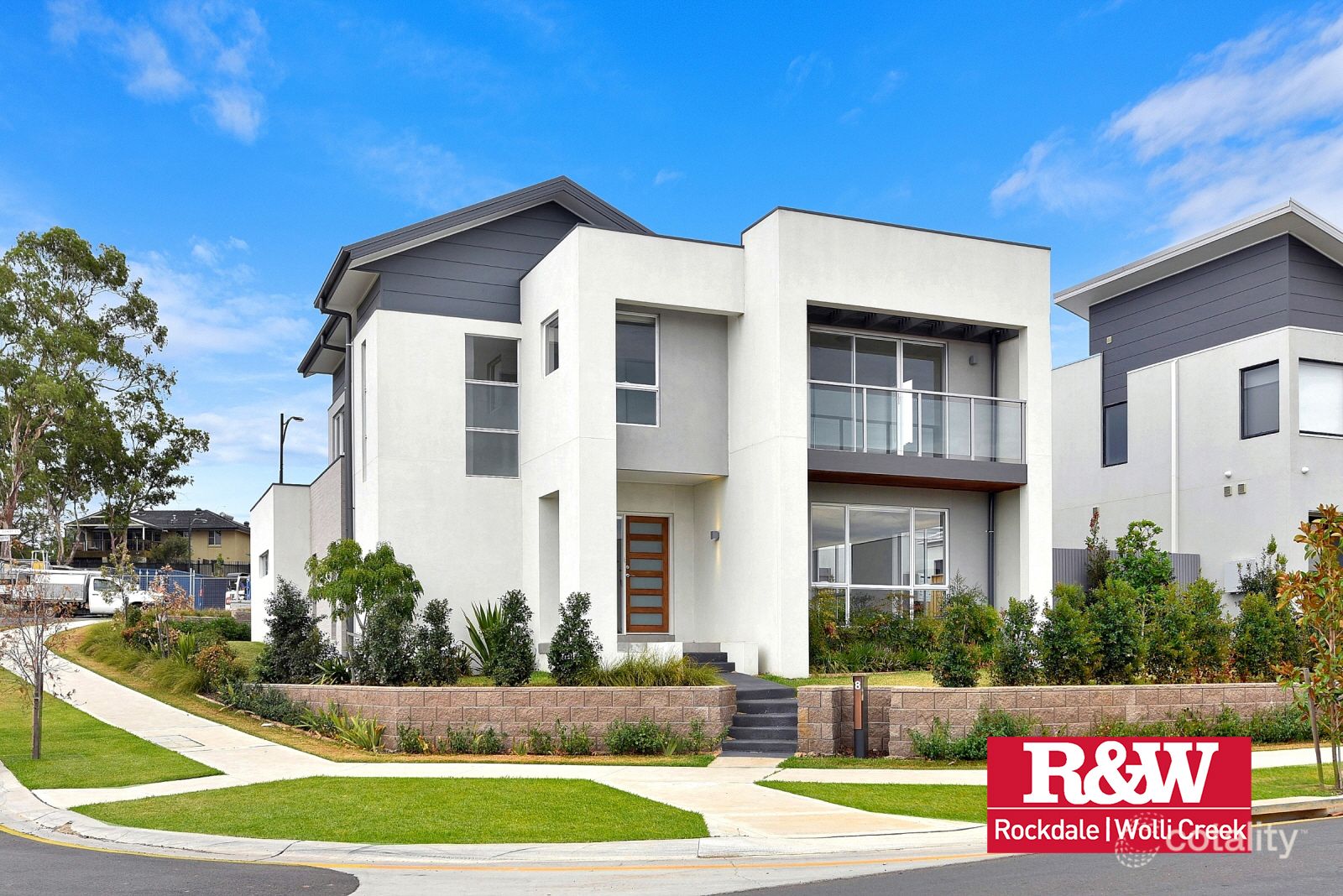 8 Greenview Dr, Moorebank, NSW 2170