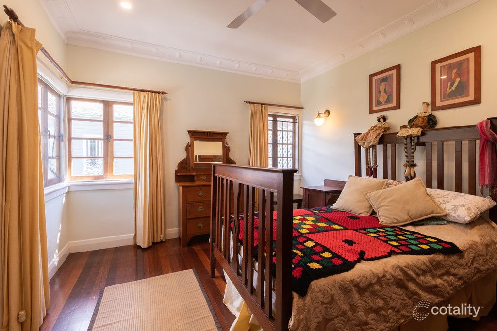 33 Percival Tce, Holland Park, QLD 4121