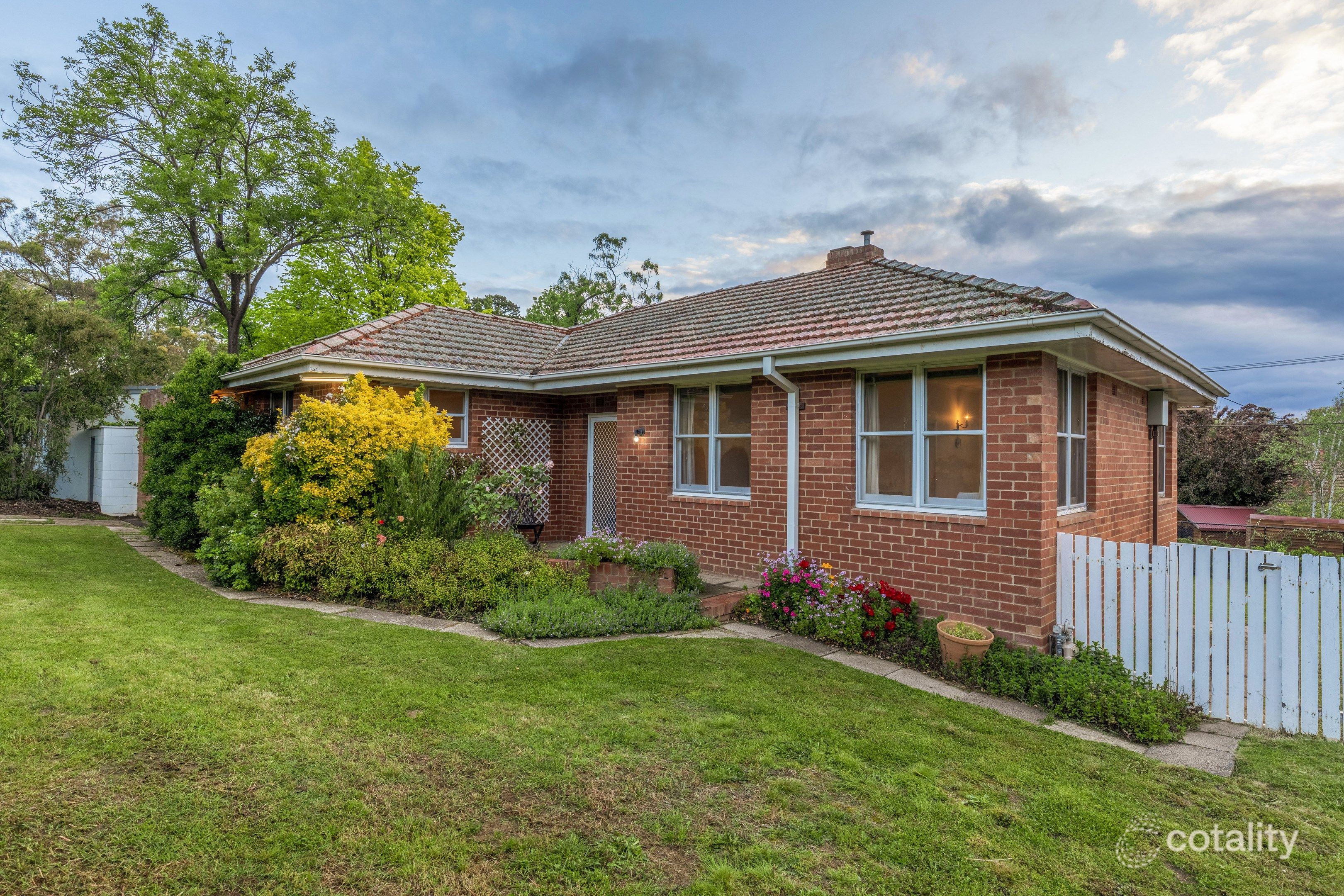 3 Gawler Cres, Deakin, ACT 2600