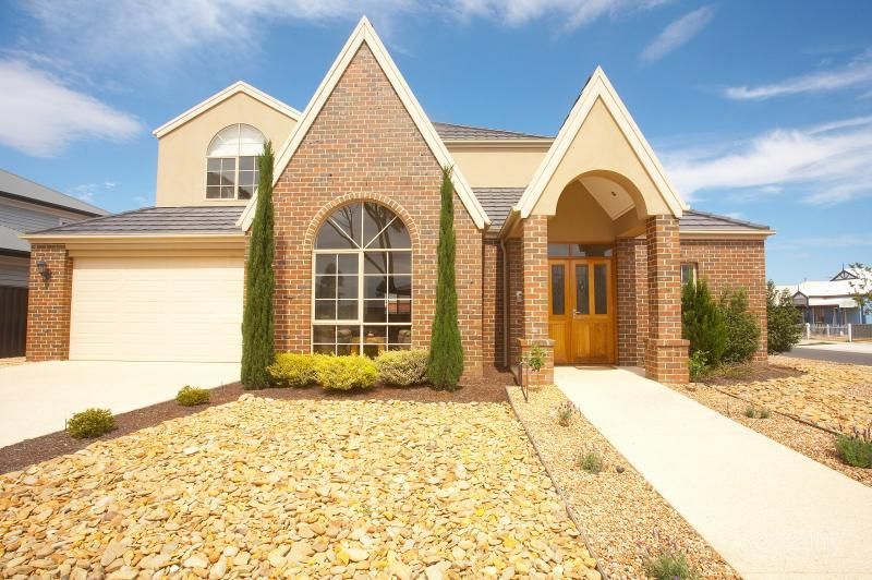 1 Reed Pl, Caroline Springs, VIC 3023