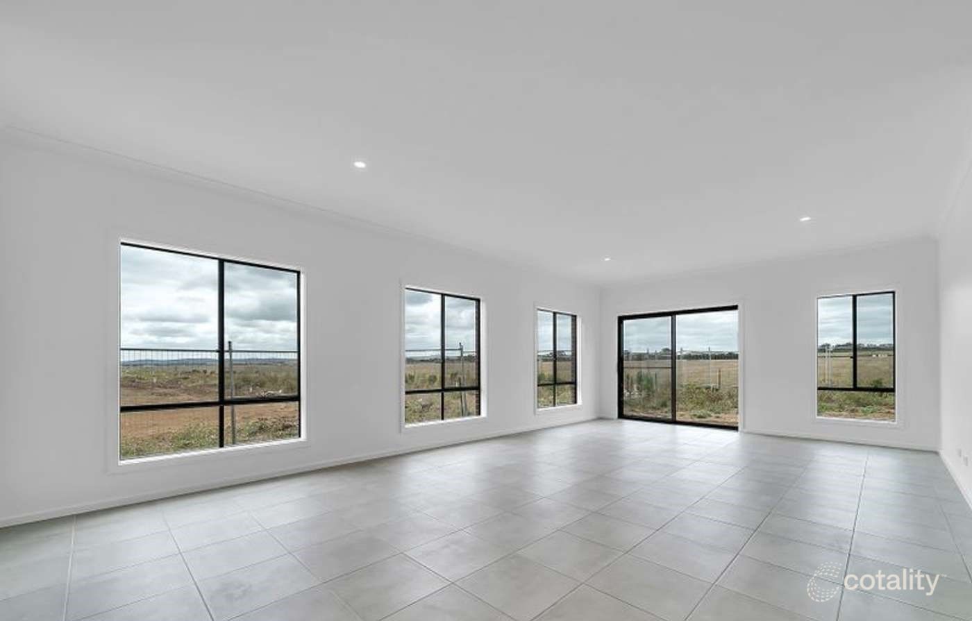 2/4 Rosehill Way, Diggers Rest, VIC 3427