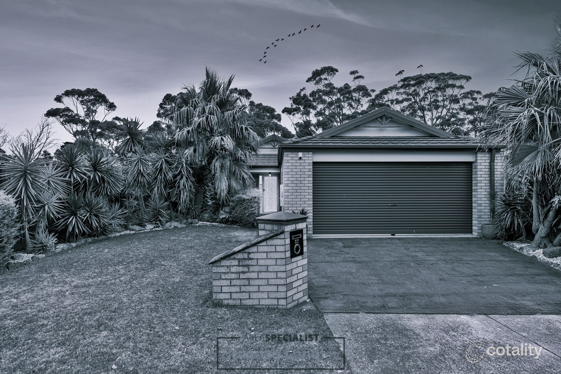 37 Wakenshaw Cres, Pakenham, VIC 3810