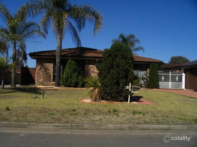 10 Finch Pl, St Clair, NSW 2759