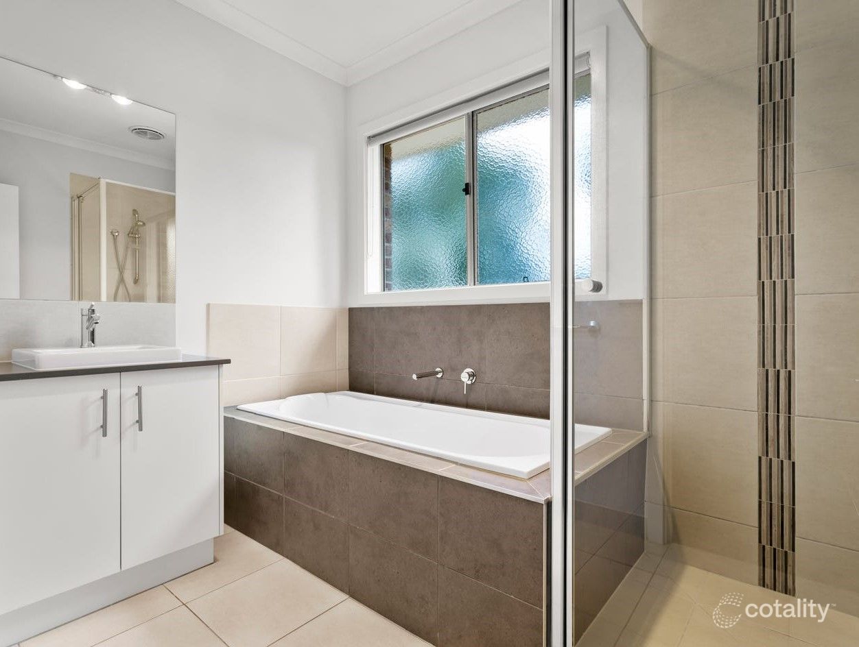 2-4 Bridgewater Cct, Armstrong Creek, VIC 3217